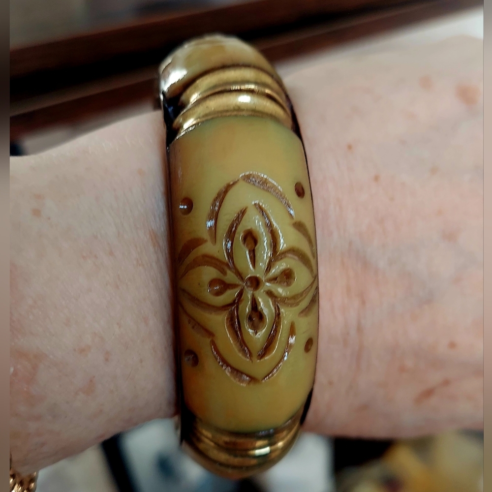 Vintage Style Carved Bangle Bracelet